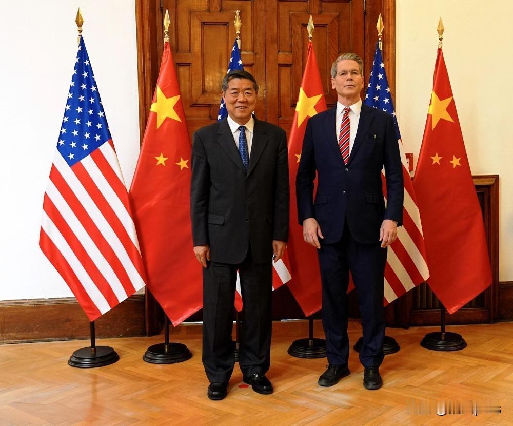 中美经贸磋商新一轮谈判在西班牙举行。美国网友注意到美国财政部长贝森特照相时候故意