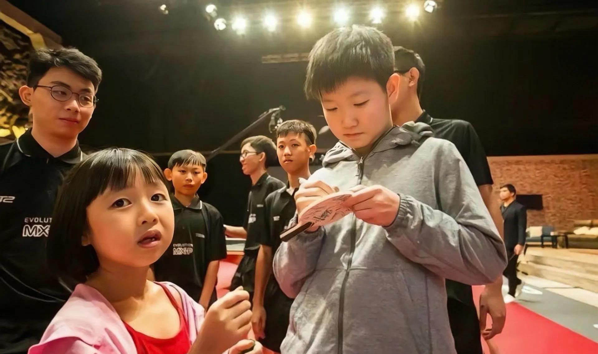 早期的小孩儿给小孩儿签名✍🏻