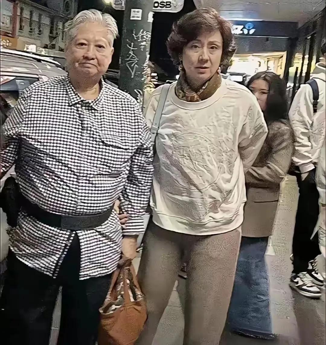 见了这对买菜的大爷大妈，成龙也要叫一声大哥大嫂！奇怪的是，名气这么大的明星夫妇在