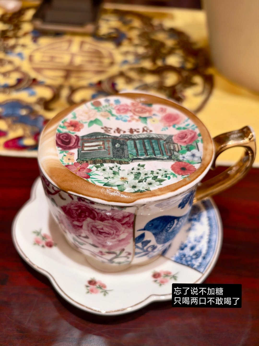 下午送完大美去课外班后，有两个多小时是我的自由时间，今天来宣南书店坐坐。旁边一个