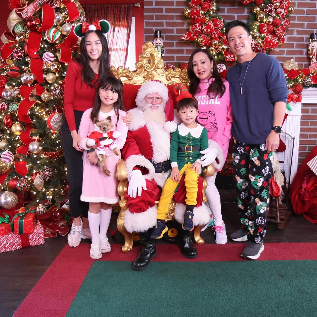 著名武打演员安志杰一家四口合照，老婆长得漂亮，两个孩子颜值都很高，果然是人生赢家