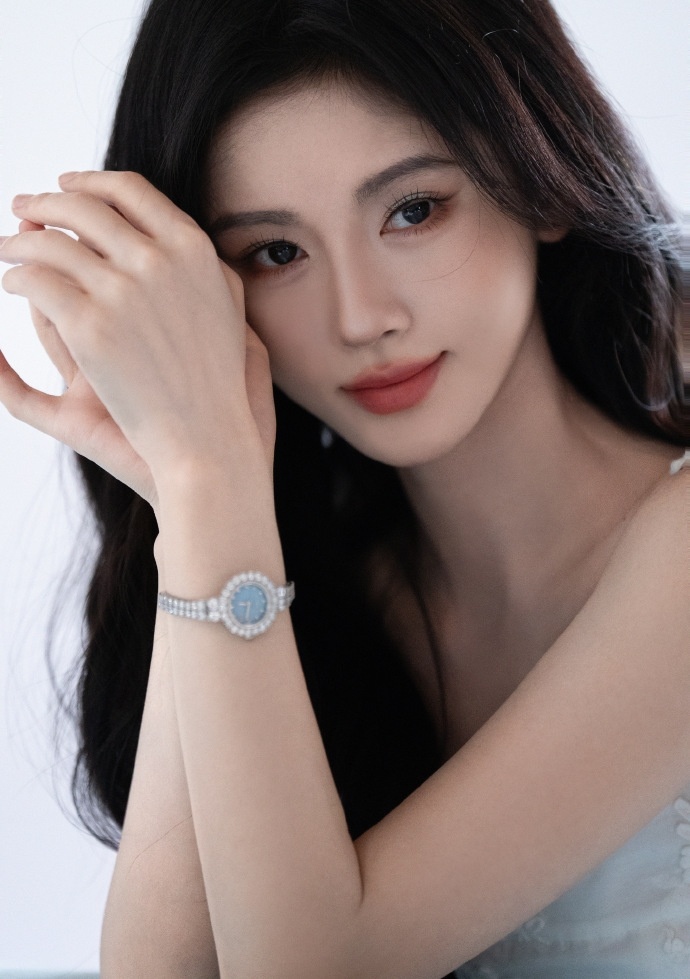 鞠婧祎的闪耀瞬间鞠婧祎吊带白裙黑长直 鞠婧祎吊带白裙黑长直，是小鞠的闪耀瞬间，谁