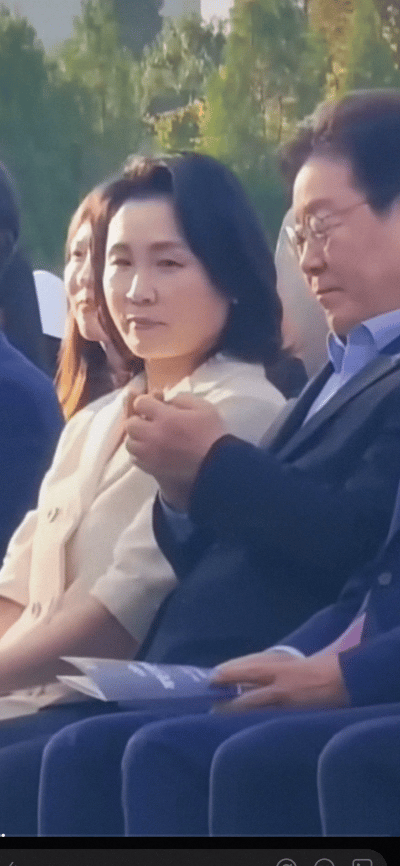 李在明能成功，绝对离不开他老婆！每次看到俩人私下的自然反应，都觉得好想笑~

明