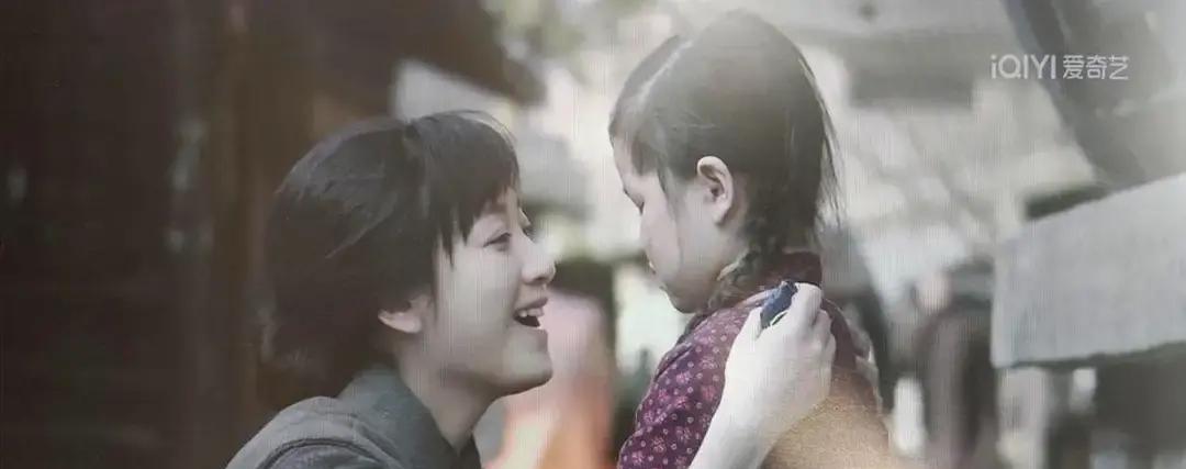 你以为英雄只佩戴勋章？
错了！
郑耀先用一生践行信仰，女儿周乔却用一生偿还这“荣