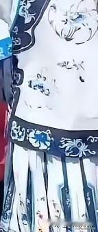 洗不白的历史，立不起的雨荷。
      雨荷市饱受摧残，曾有一批野猪屠城，十三