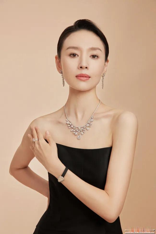 优雅之态尽显从容，自信之姿散发迷人。
董洁，其出众非凡的演技以及迷人醉心的外貌，