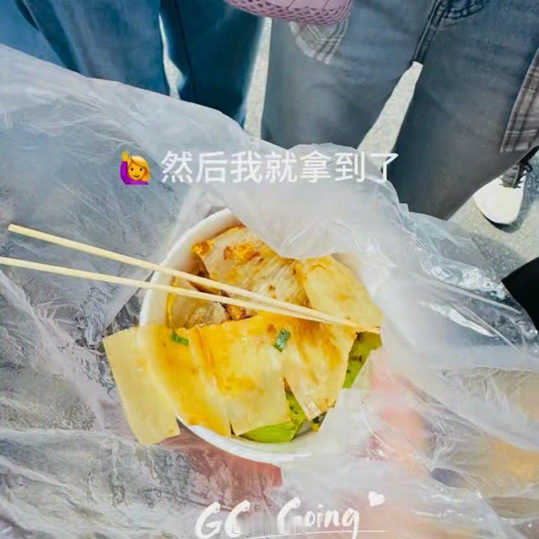 张婧仪菜市场做烤冷面哇塞，能吃到张婧仪做的第一份烤冷面，是谁羡慕了咱们不说啊，张