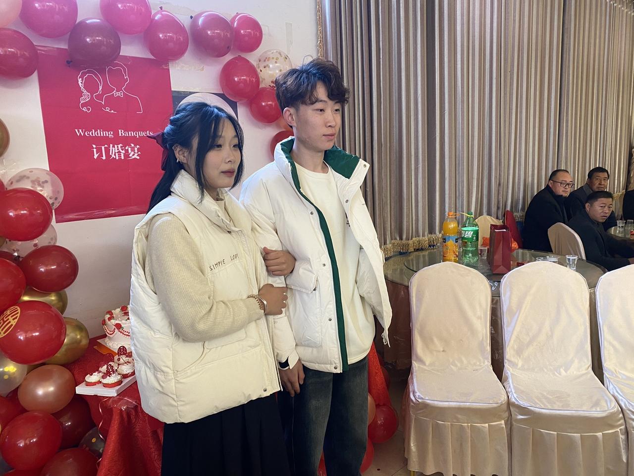 张老四第一次当媒人，满满的成就感😊😊。订婚宴圆满完成，郎才女貌天生一对、珠联