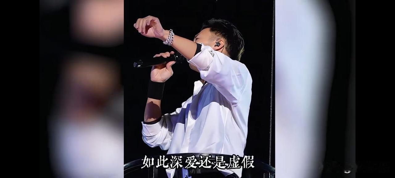 谢霆锋在青岛的演唱会如期举办。不少网友议论，他父亲还未过“头七”，就举办演唱会，