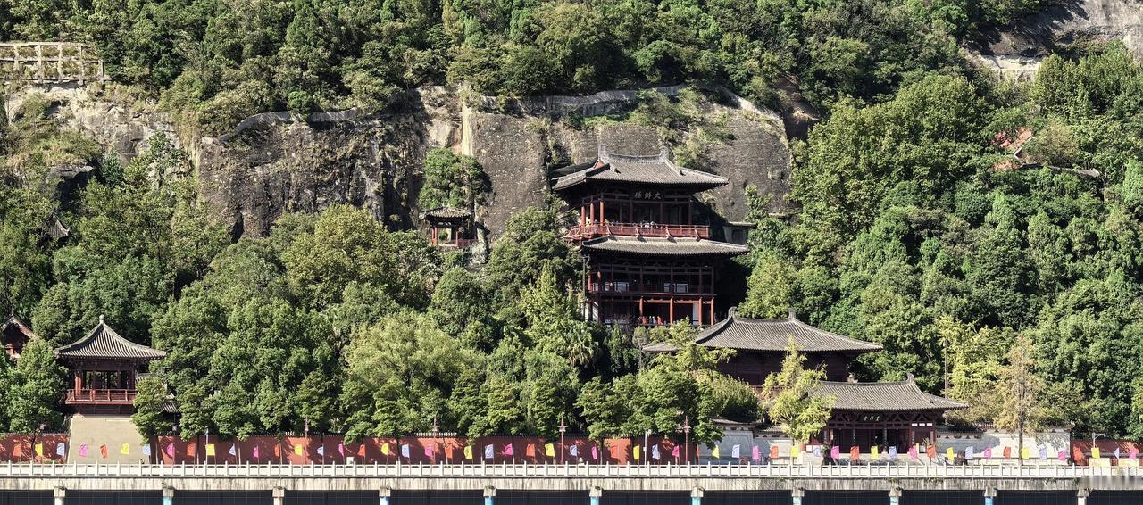 山崖上的皇泽寺（拍摄于2024年10月22日10:27-广元老城上河街）