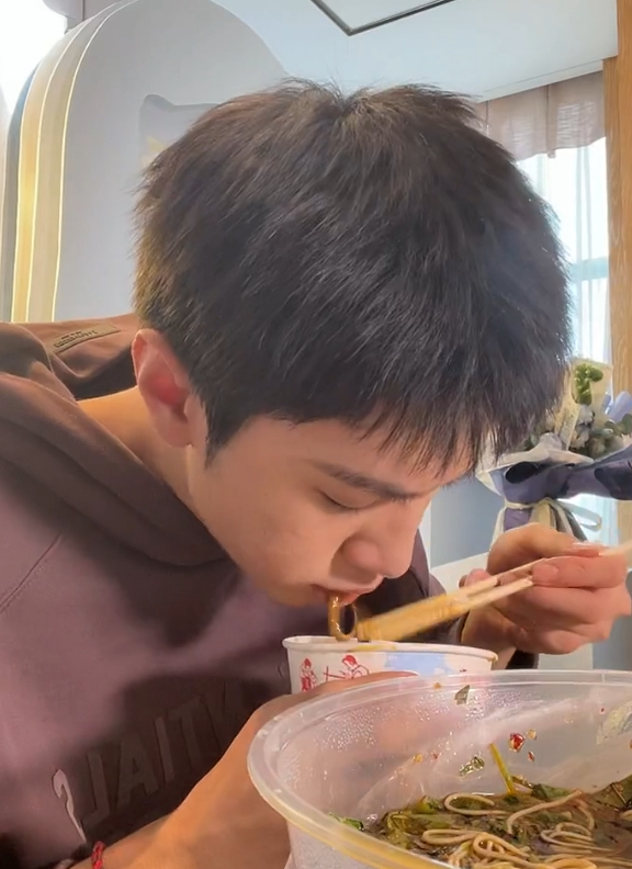 陈哲远：没有胃口（很大口 ，生日吃播，简直是爷爷奶奶的干饭情孙，吃得太香了[污]