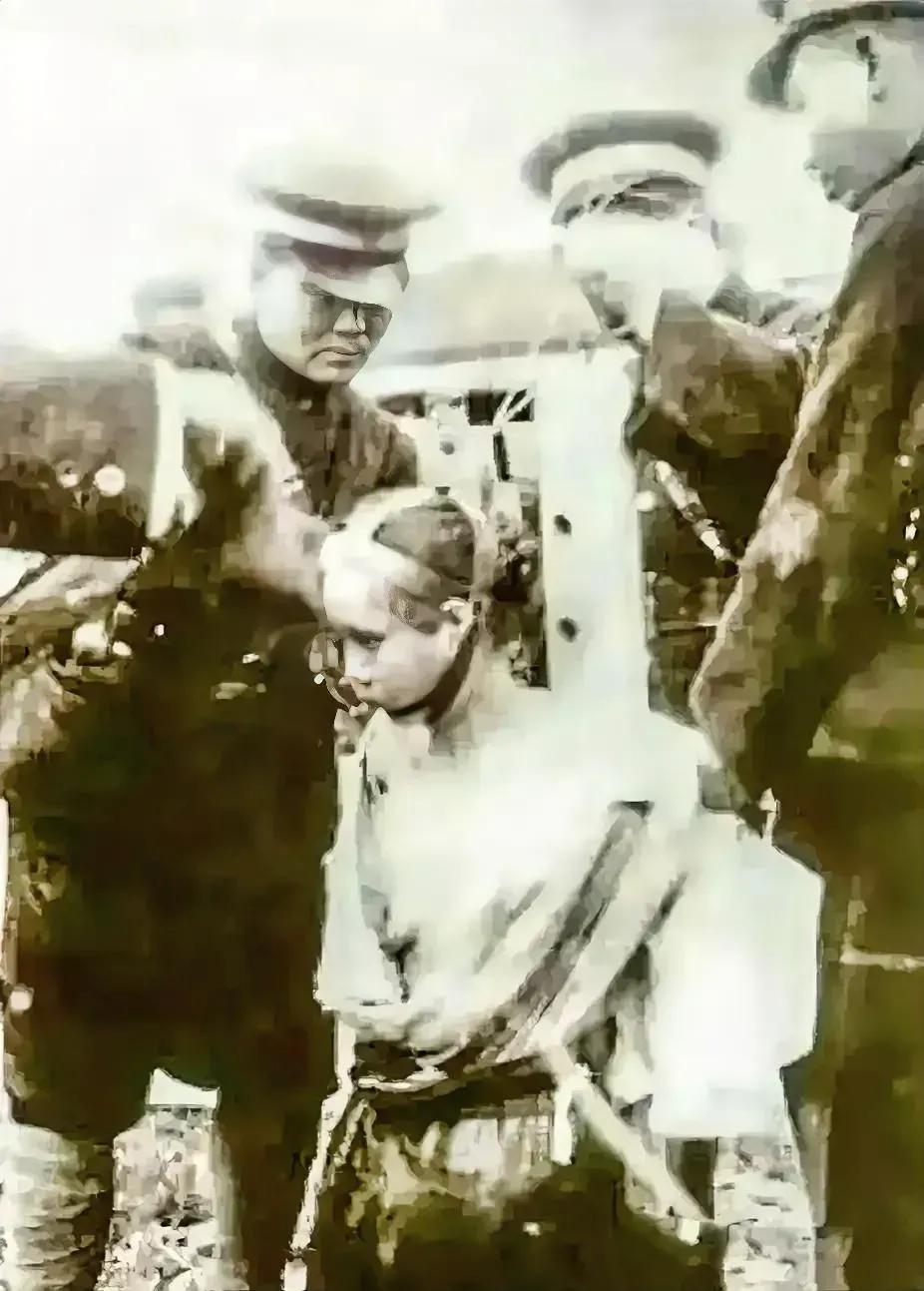 民国时期，一名女囚犯，“裸刑”处决的现场，我们都知道在那个年代，女性的社会地位非