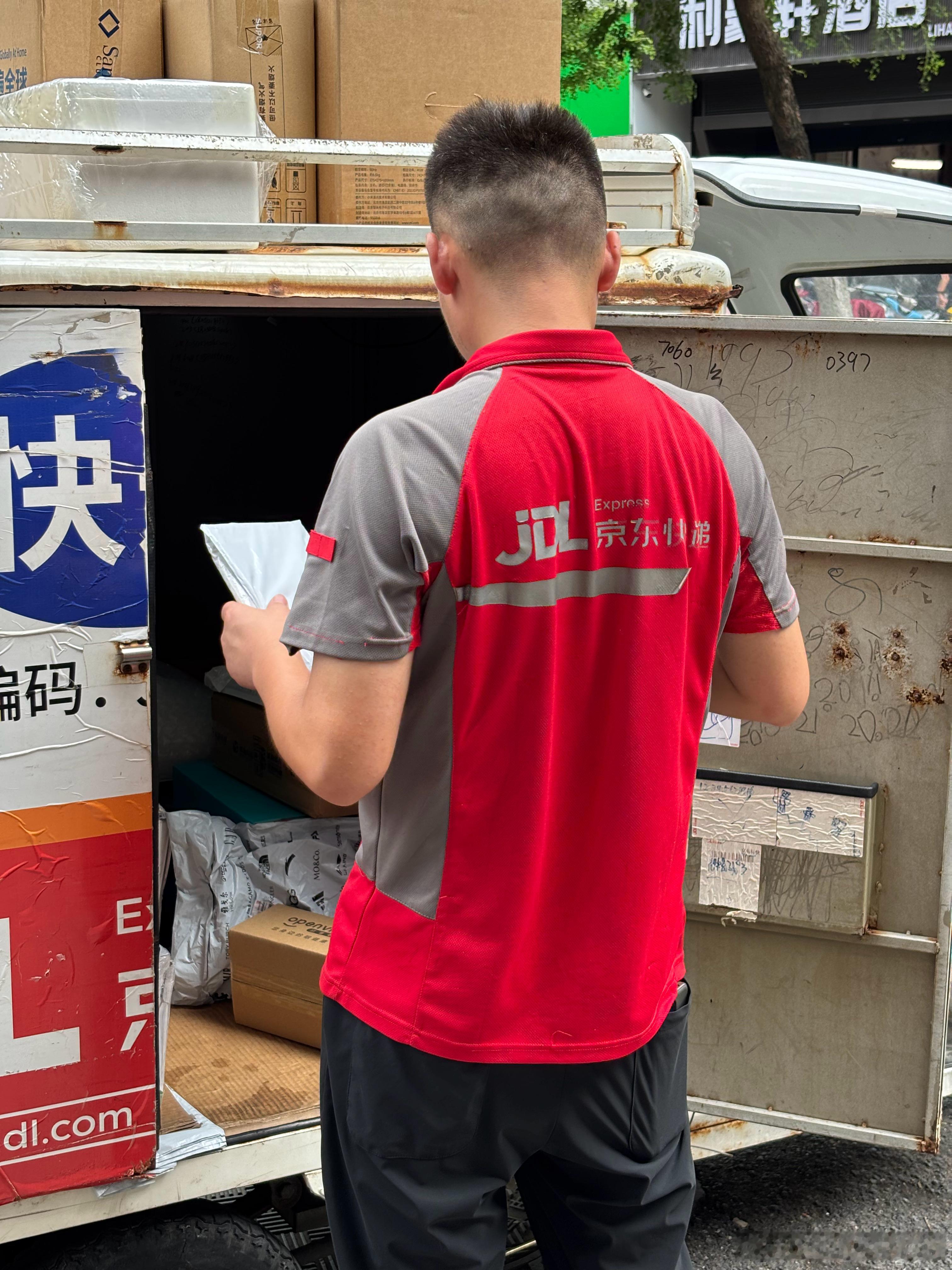 认真核对信息，联系收件人 