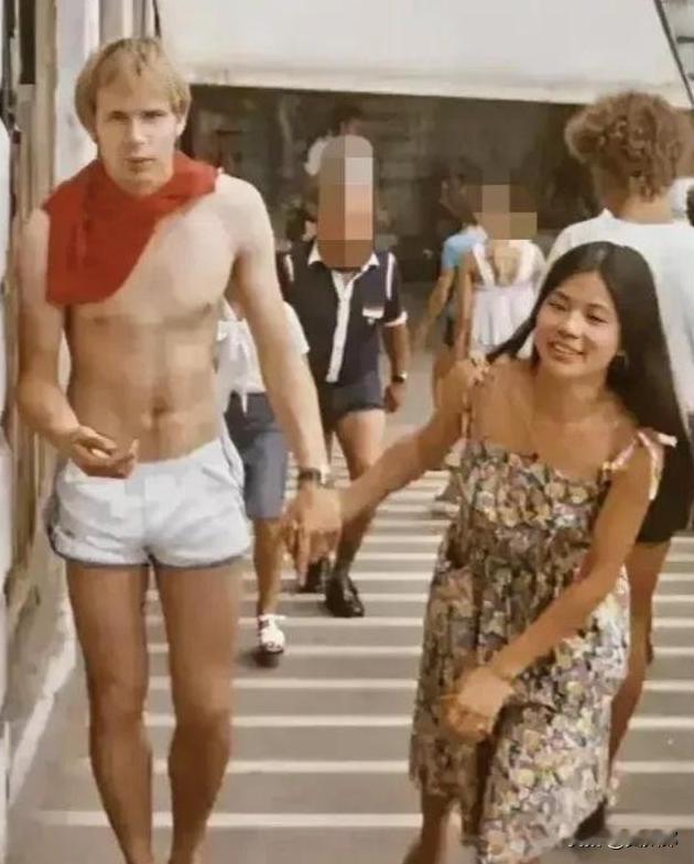 1979年，20岁的翁美玲和荷兰男友Rob逛街时被拍下了一张照片，照片中的她笑得