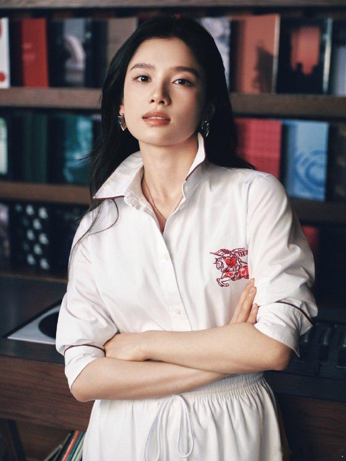 张婧仪七夕唱片店邂逅心动 谁都向往一场温柔偶遇，张婧仪用复古唱片店的雨中邂逅，还