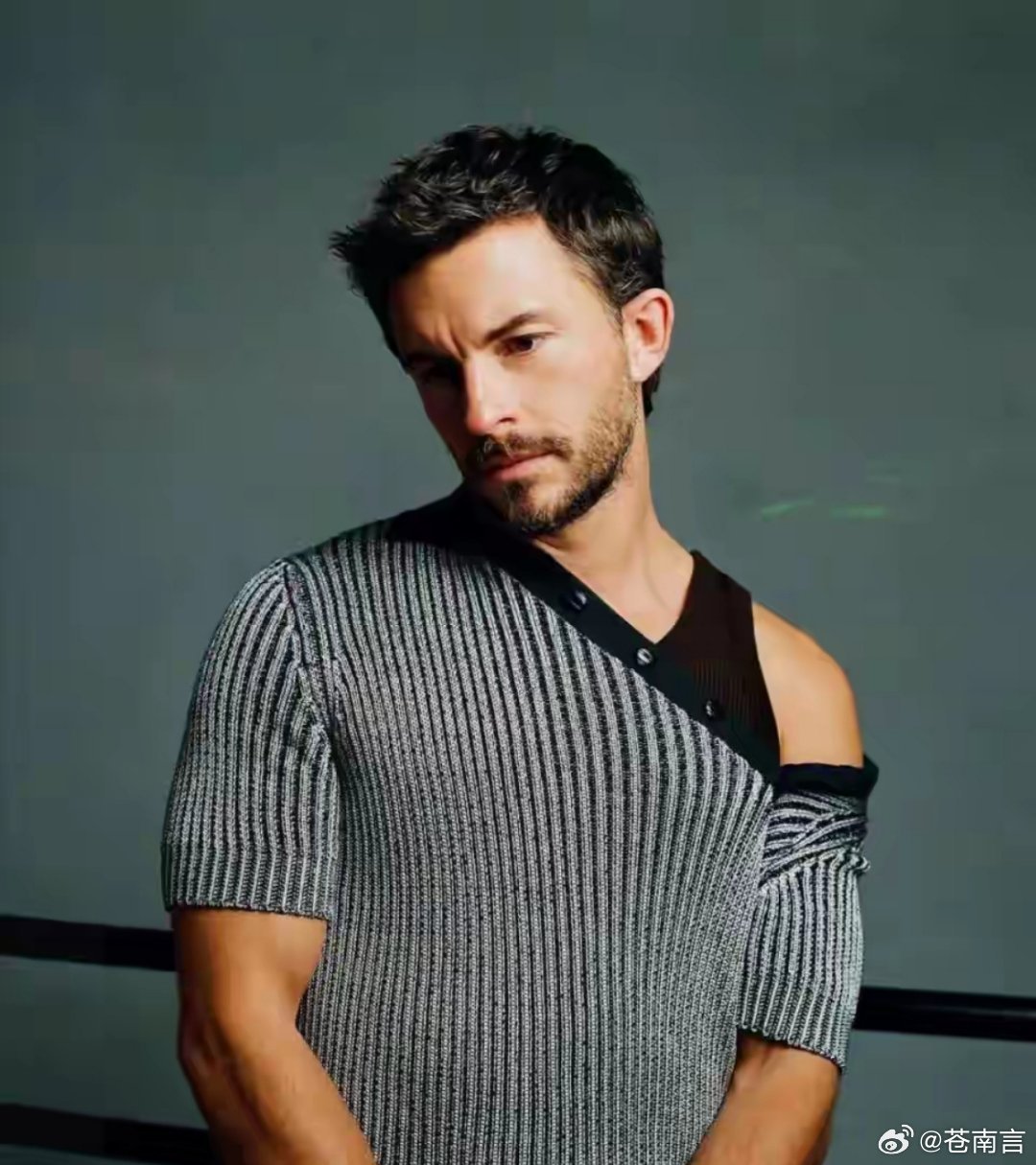 全球最性感男人结果出炉乔纳森·贝利在票房上也表现亮眼，不仅主演《侏罗纪世界》，还