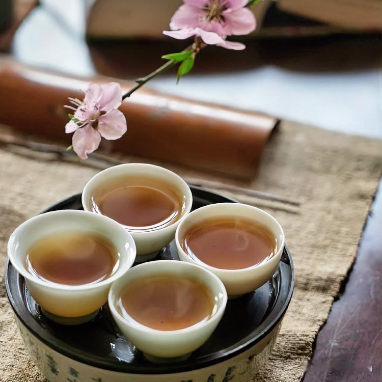 《茶韵初显·绝句体》
碧盏初倾翠色娇，沸波千转意难消。
静观沉浮方知味，岁月真如