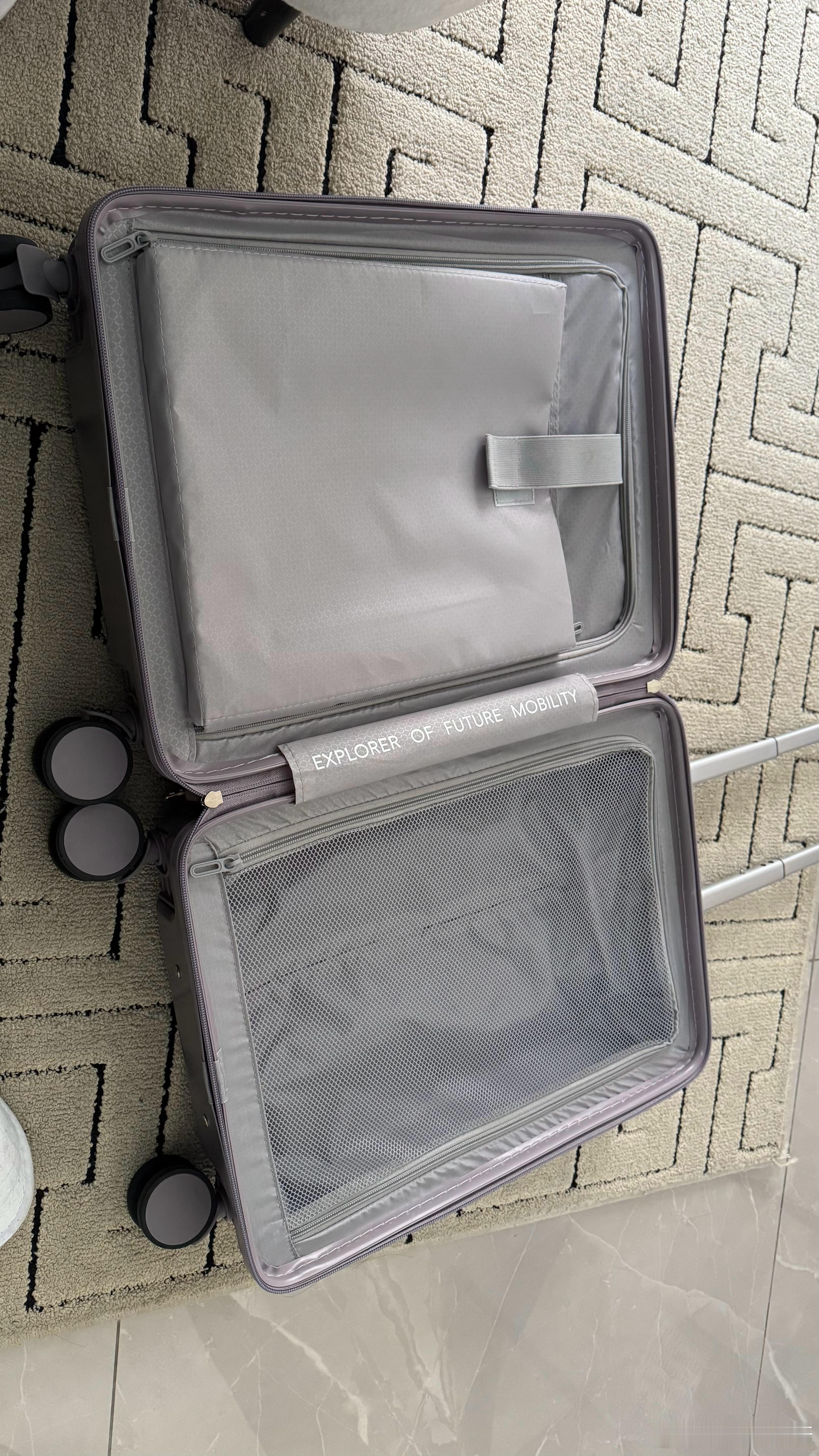 鹏鹏这个箱子还不错，比我日常用的新秀丽20寸略微再小一点，应该是可以廉航适配了，