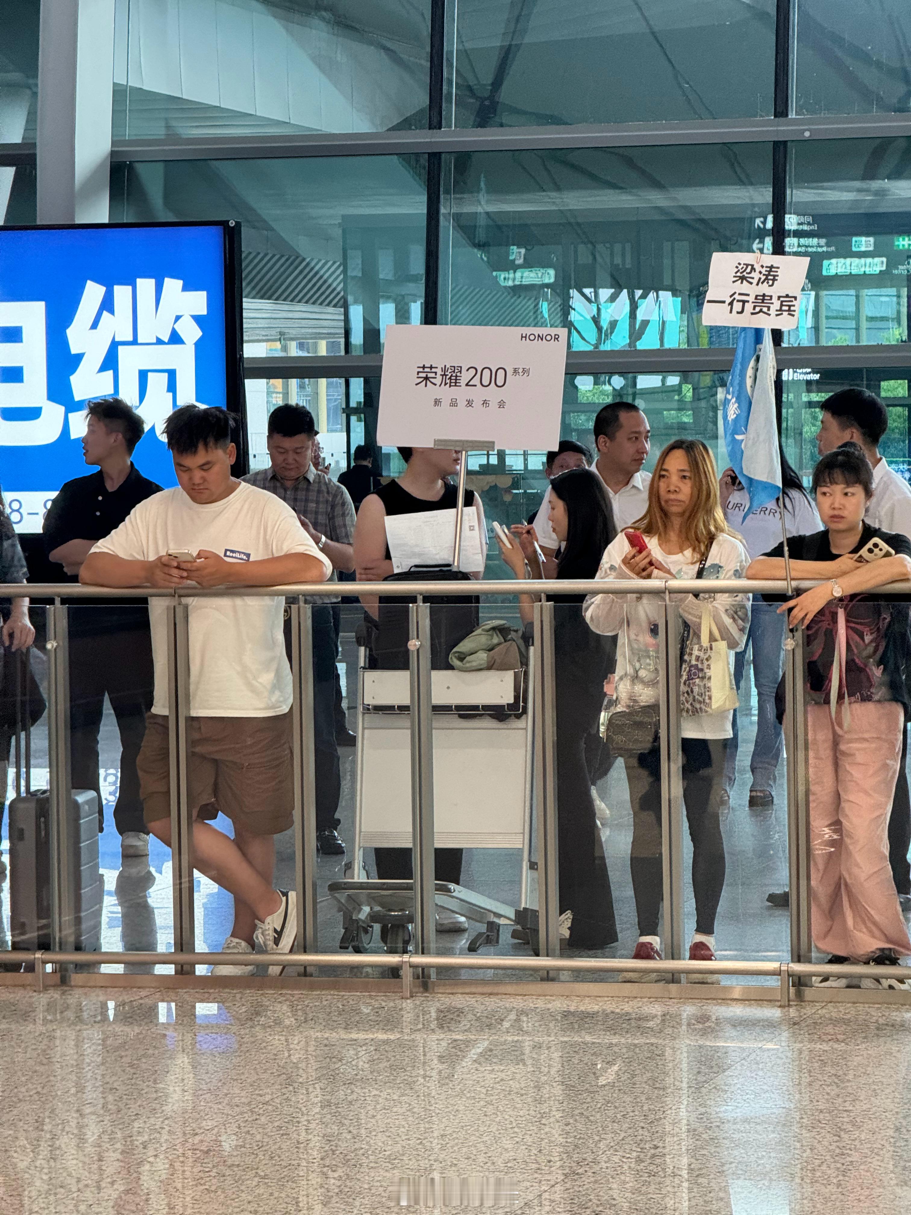 终于到酒店了，荣耀200 Pro晚会儿见[你好] ​​​
