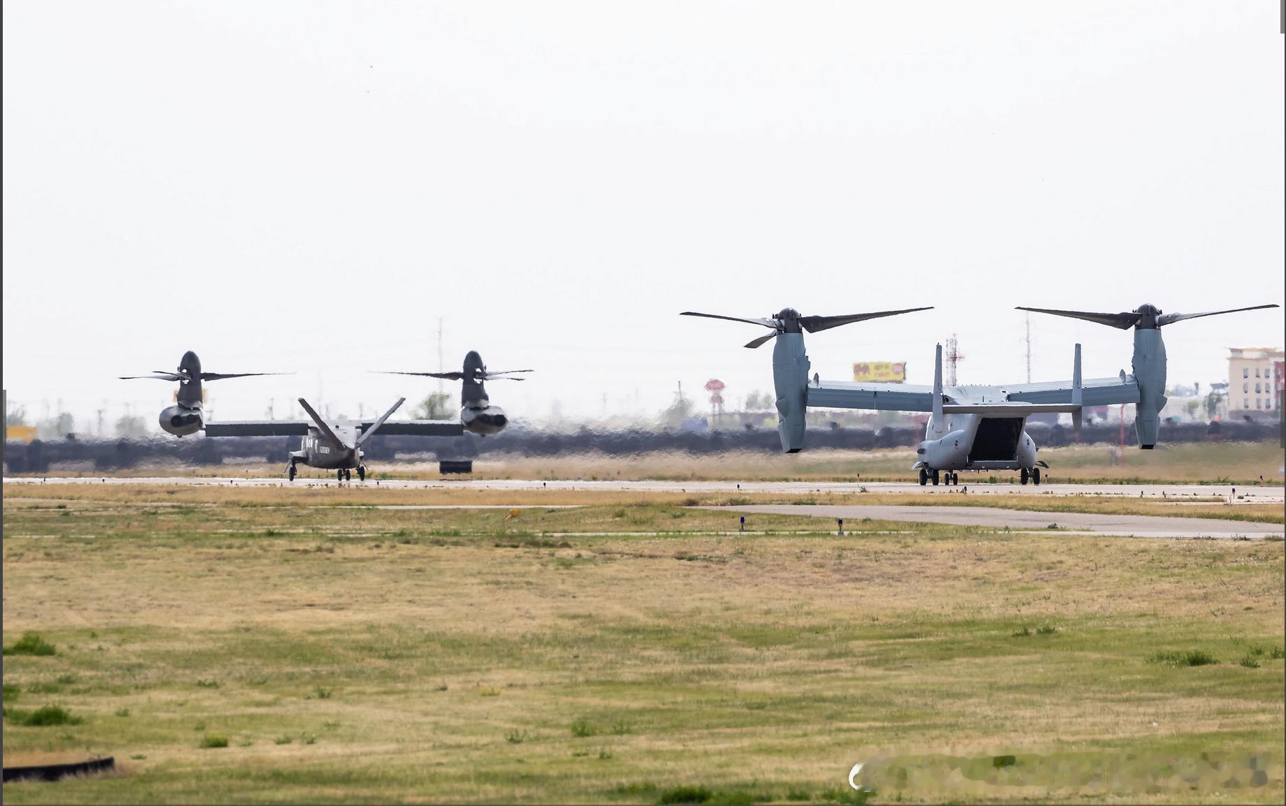 烽火问鼎计划 V-280和V-22同框，你知道贝尔两代倾转旋翼机在设计上的区别吗