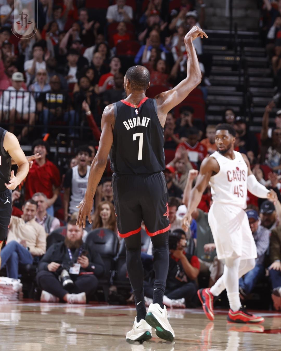 杜兰特谈7次助攻：“我觉得很多机会其实都是靠我的得分能力创造的。防守方会根据我的