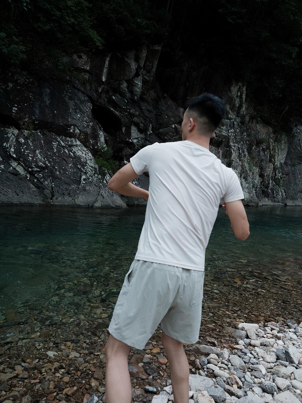 饭后出去遛弯，走到公园门口时，忽然听到一个十分浑厚的声音喊“老公”。出于好奇，我