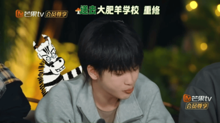 R1SE还是分不清暖羊羊沸羊羊R1SE吃饭聊喜羊羊这段直接封神，这帮人完全没有偶