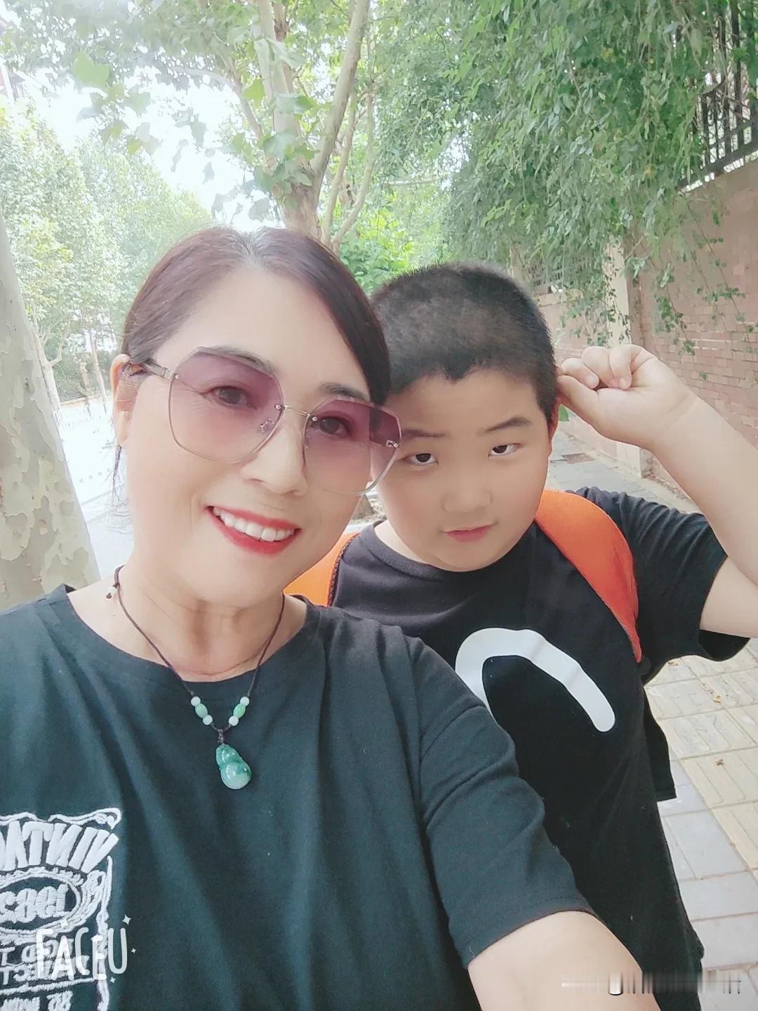 哈哈，这个小东西
放学还假装看不到我
逗奶奶玩呢？

我问:大孙啊，几天不见好像