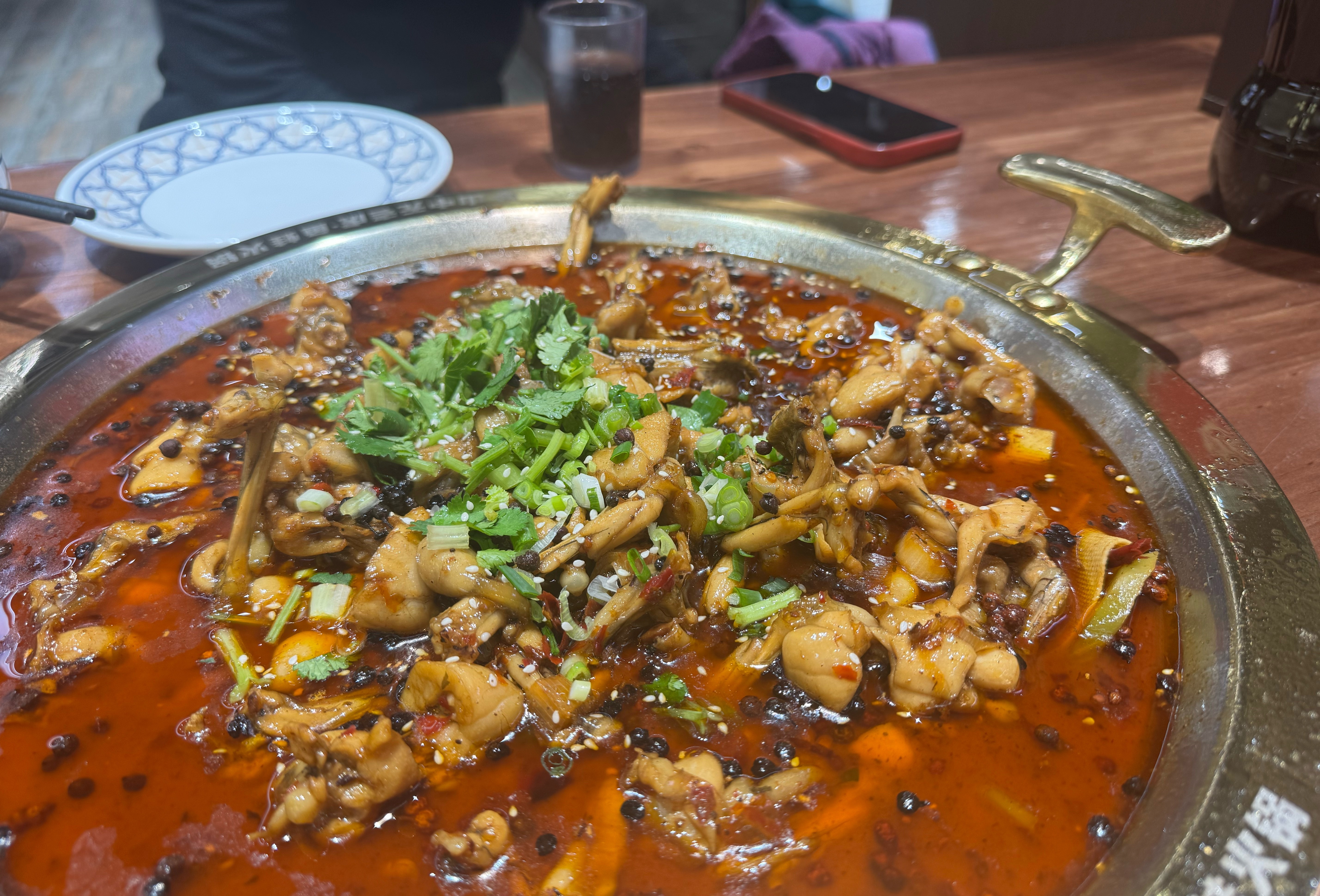 中午跟同事吃蛙蛙身上一股火锅味哈哈哈哈 