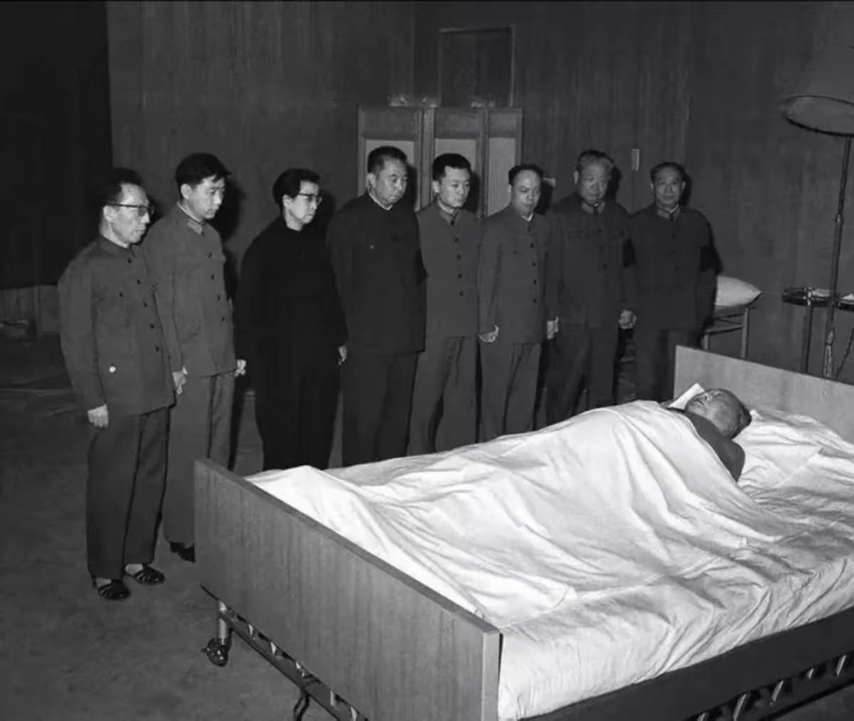 那天传来噩耗：1976年9月9日凌晨10分，中国人民的伟大领袖、国际共产主义运动