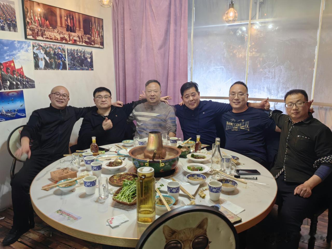 廿四载同窗聚
 
廿四风霜染鬓丝，
化工年少忆当时。
烧瓶曾映青云志，
公式难描