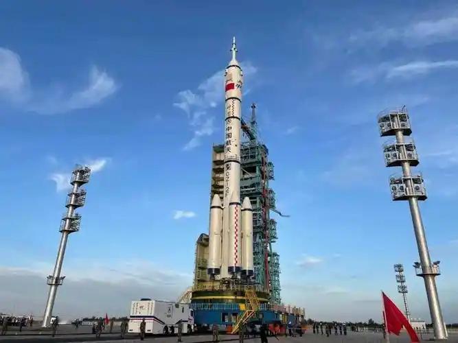 警告！美国军方的东大问题专家最近写文章提醒华盛顿，在东方大国的十五五规划中，光刻