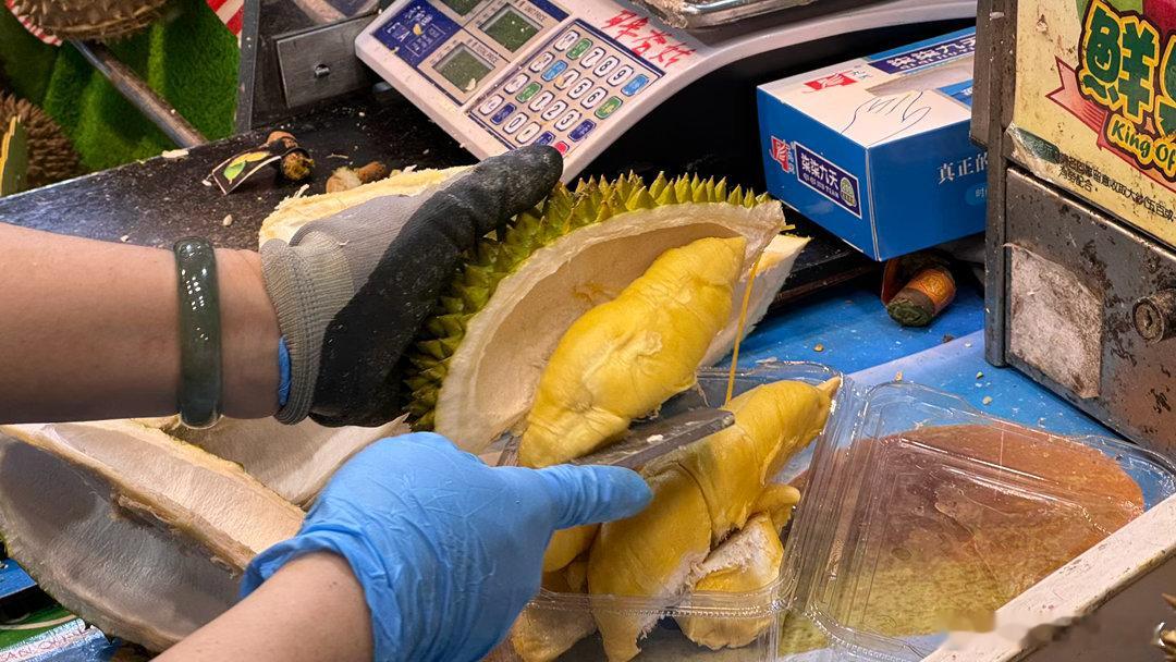 最接近泰国本土品质的榴莲！！！更离谱的是，因为他们在冷库拿出来然后就！！直接切开