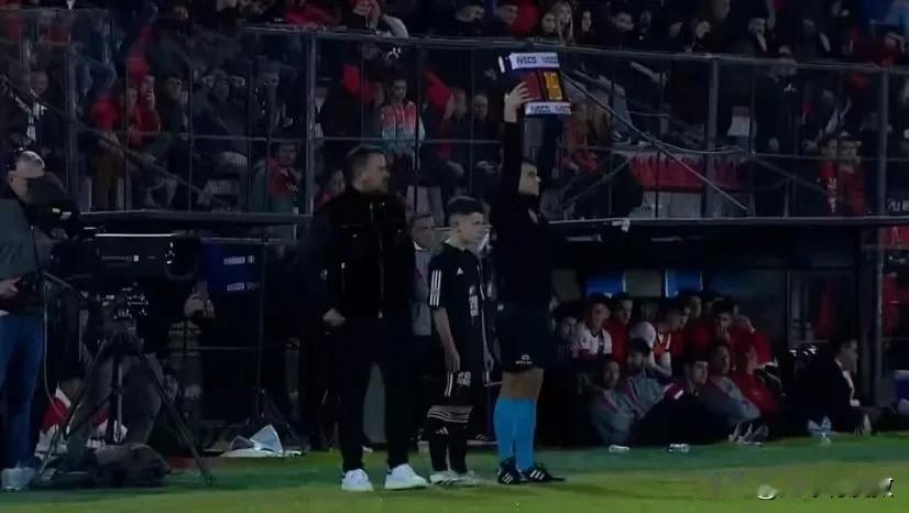 10后孩子正式亮相阿根廷职业足坛，可真的有意义吗？
今天早些时候，阿根廷被第二轮