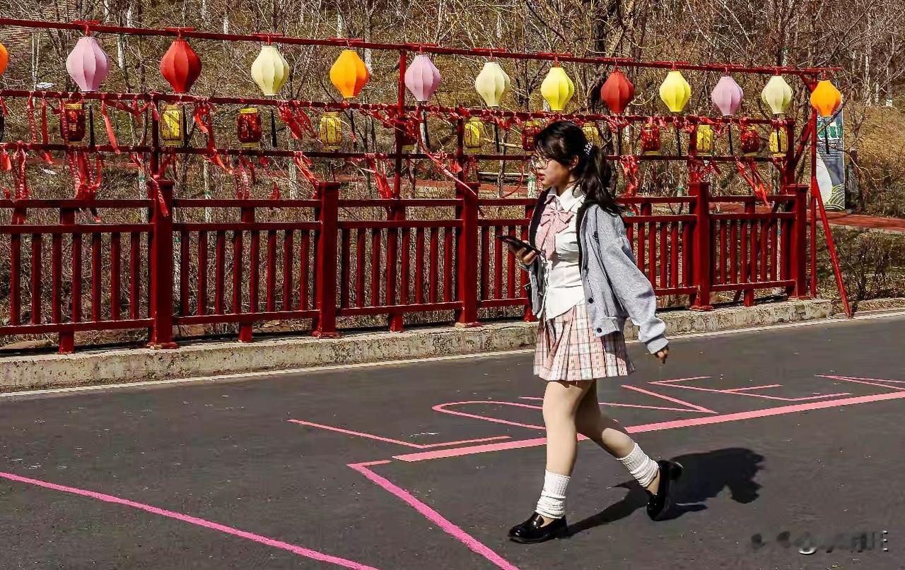 行走在初春的女孩