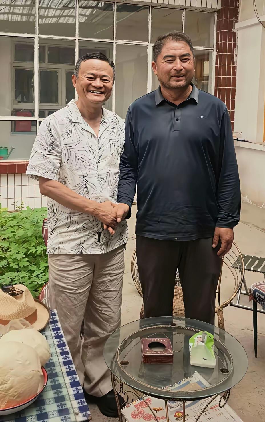 我很有人缘，每到一个地方都有贵人帮忙。今天去一个店里买瓶水，老板娘硬是不收钱，然