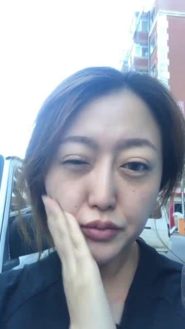 化妆打扮不是为了取悦谁，而是让自己看着舒服、心情舒畅。上了年纪的女性，简单画个眉