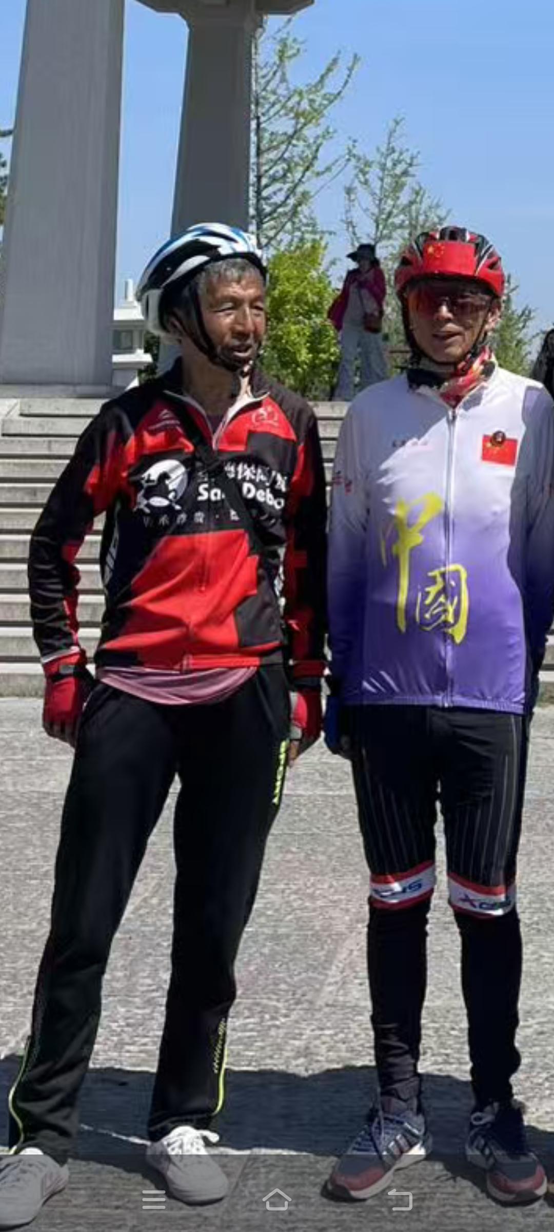 这两个骑友一个80岁，一个76岁，山西人。在少林寺遇到的，他们骑行河南游览了龙门