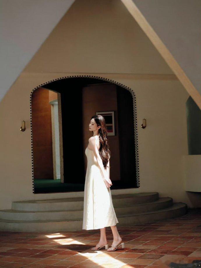 张艺凡豪门长姐谁懂啊！张艺凡这条白色收腰提花长裙真的美到窒息，清冷贵气的气质，1