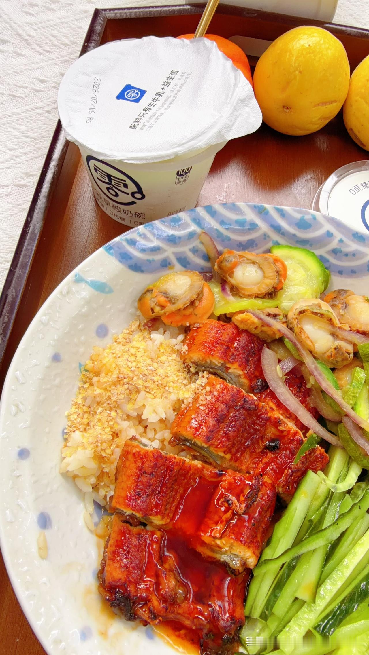蒲烧鳗鱼饭撒小麦胚芽胚，这个蒲烧鳗鱼是真鳗鱼市面上很多是假的。又好吃又实惠一个人