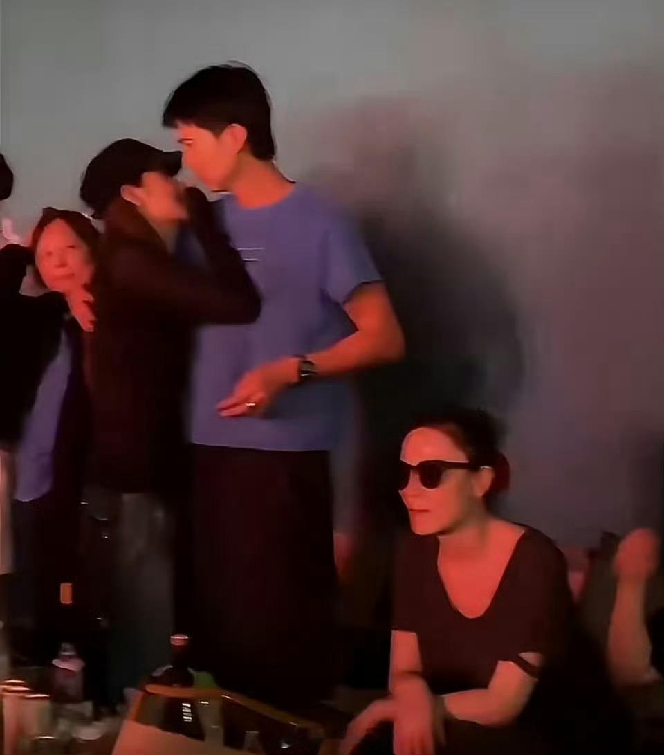 Ryan对欧阳娜娜也是搂搂抱抱 如果是你身边的朋友，在公开场合总是这样搂搂抱抱，