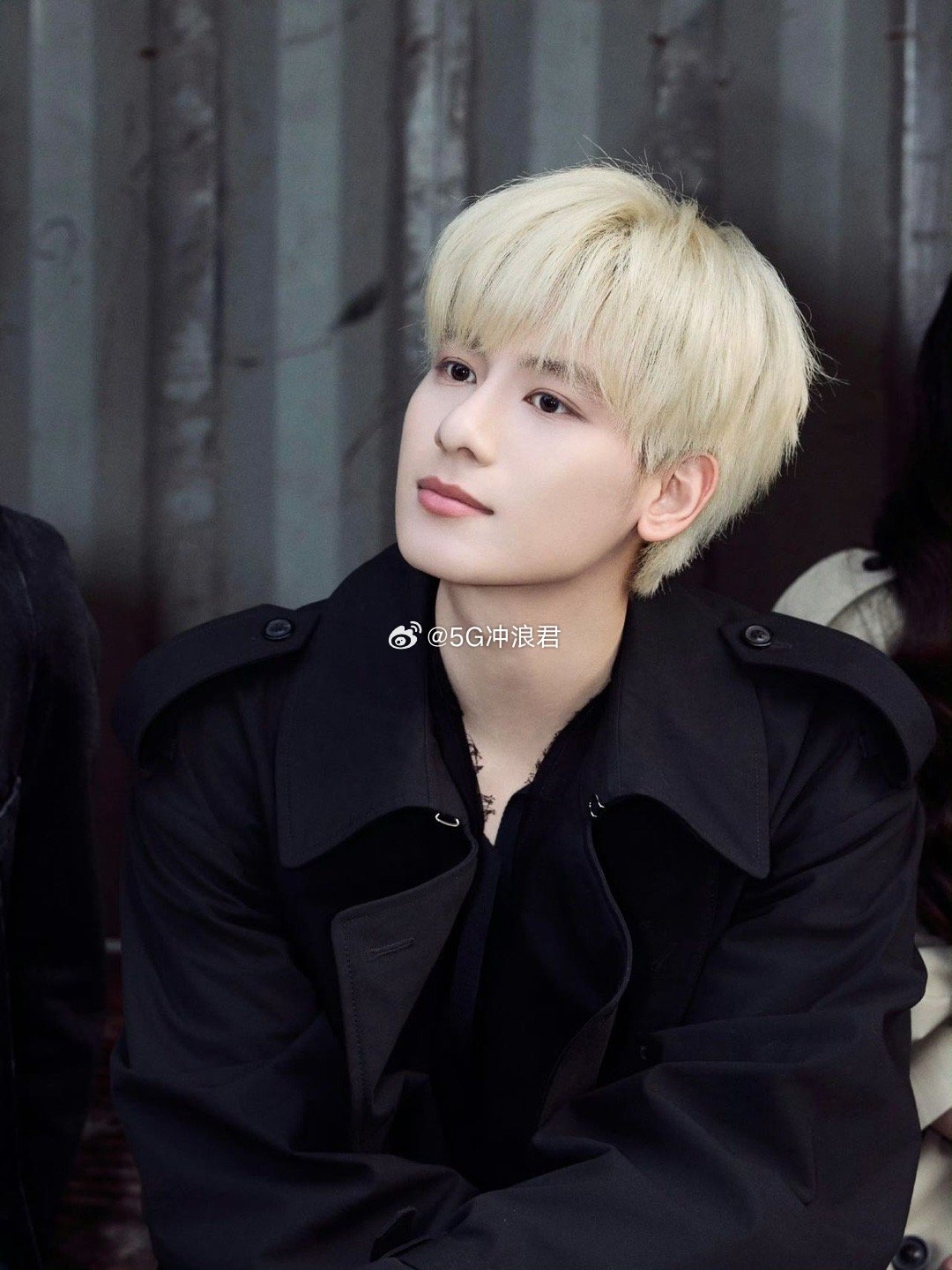 胡先煦金发深V风格反差感拉满，金发搭配深V利落又性感，小胡可塑性太强，多来点这种