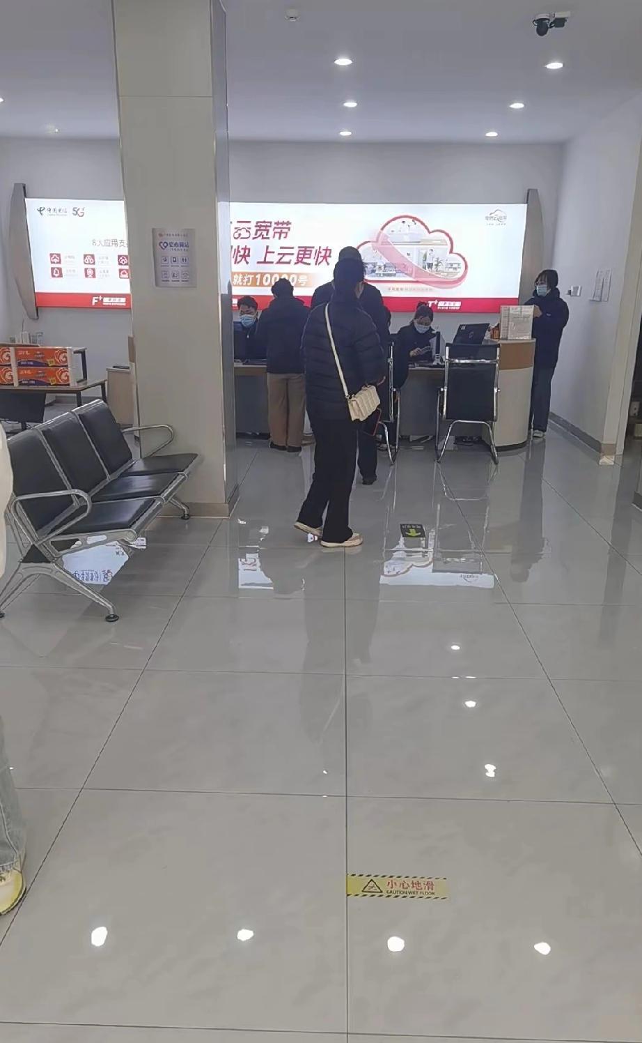 销号要交308元违约金？
柜员私下透露的“扔卡秘诀”，
暴露了运营商的小心思！