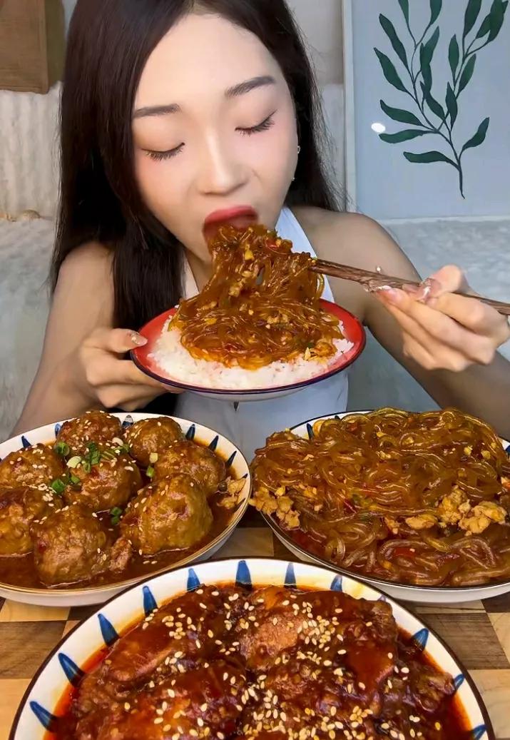 美人佳酿美食香，一饮而尽醉心狂。#十五最美的肴# #醉美中秋赏味# #多味香甜可