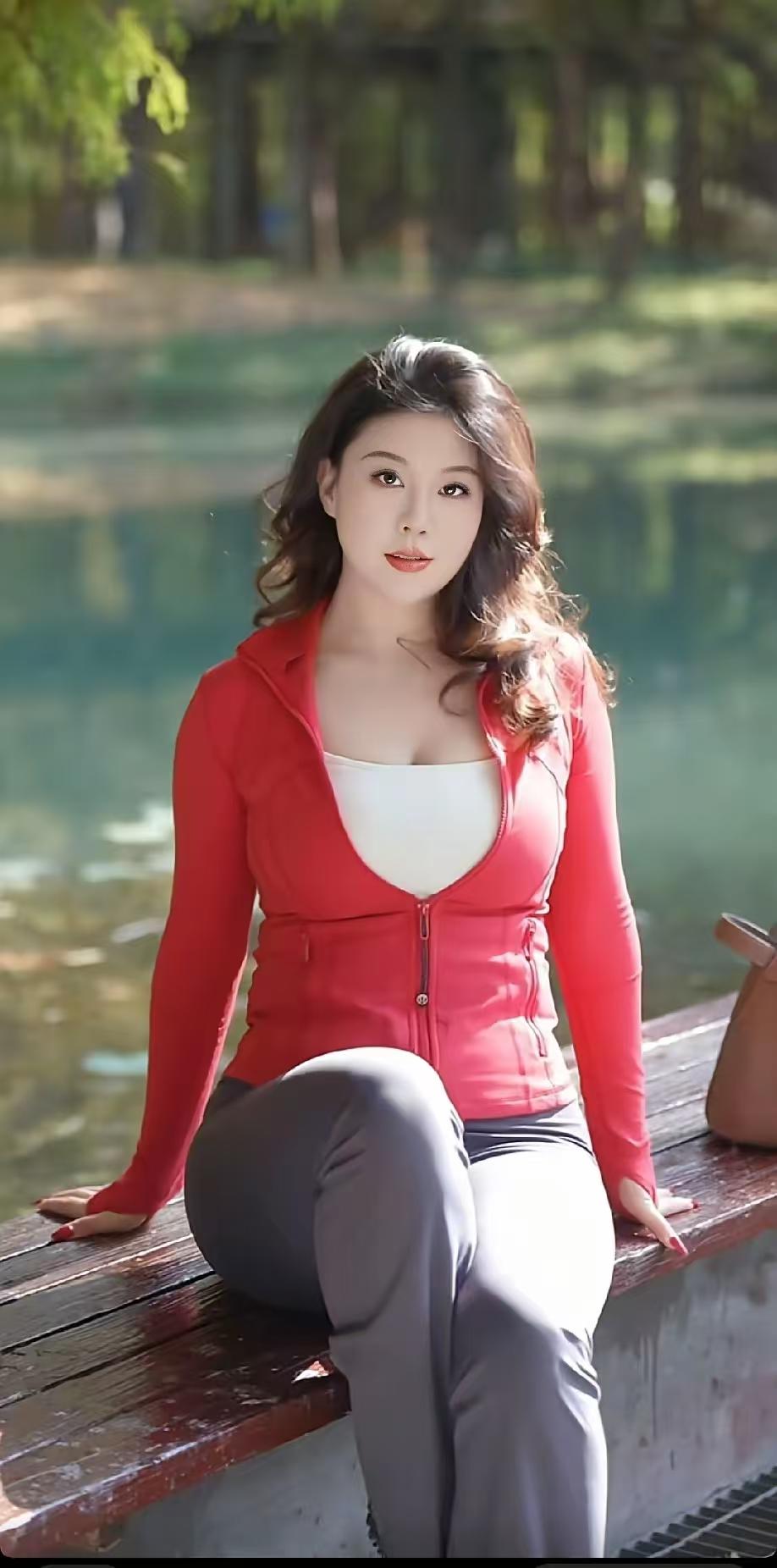 忆秦娥·湖畔红
清风歇，
红衣映水明如血。
明如血，
半湖碎阳，
半藏幽咽。
 