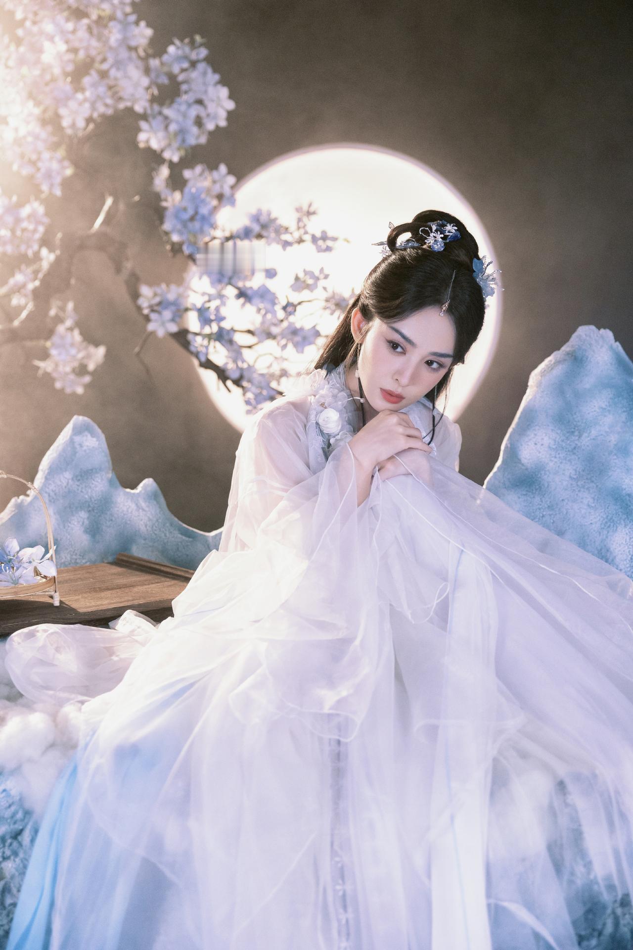 两位新疆美女的中秋晚会造型相继曝光！
娜扎身穿一袭白纱裙清冷飘逸，仙气绝美。
而