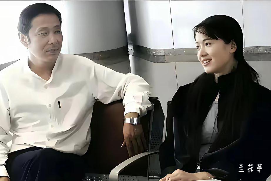 陈道明和左小青在一起。
两人合作过电视剧《中国式离婚》，情谊深厚。
从照片中可以