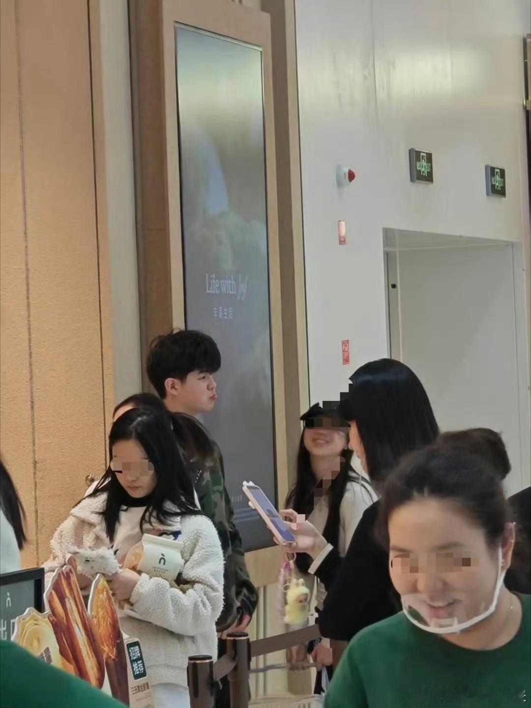 沙溢大儿子和女生逛街 偶遇沙溢大儿子和女生逛街，帮女生背包，安吉都长这么高了！ 