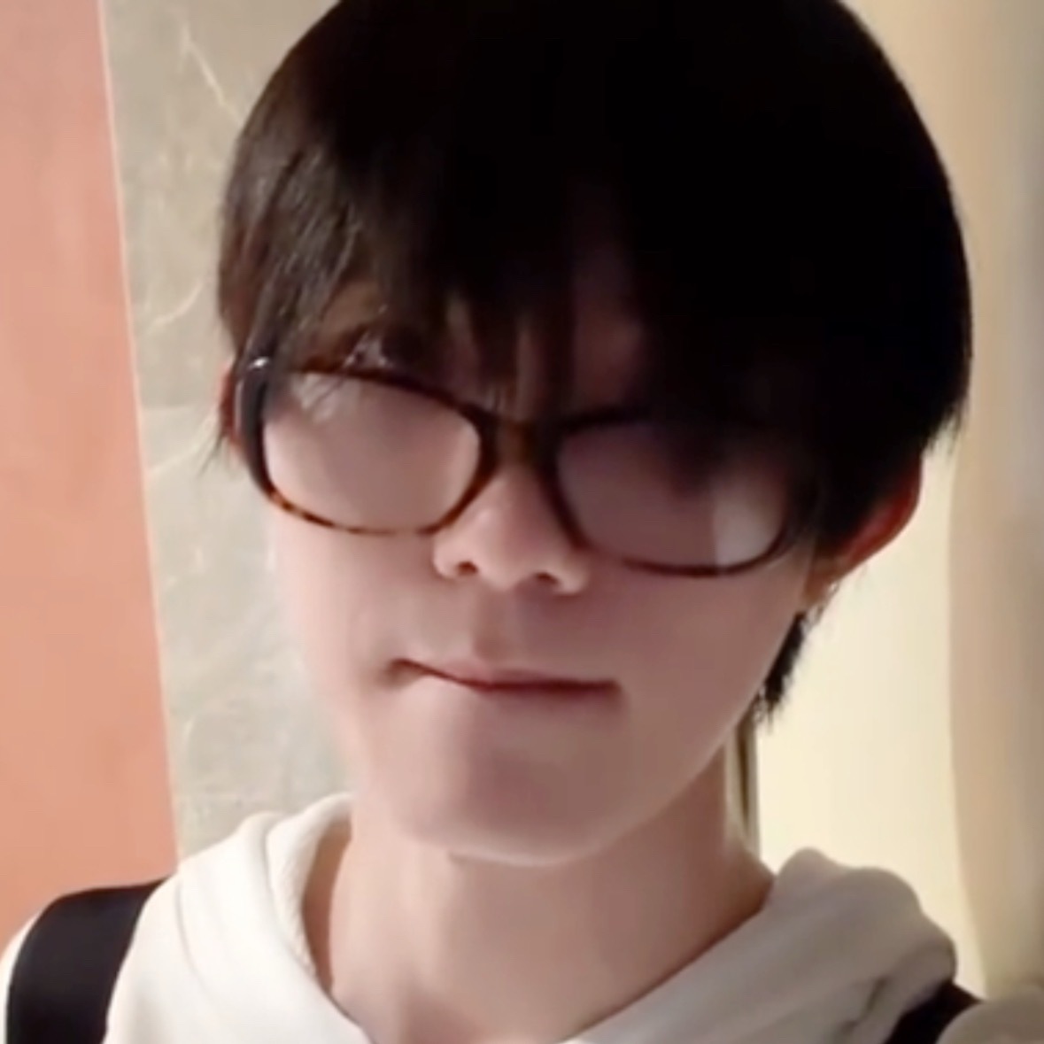 啧 