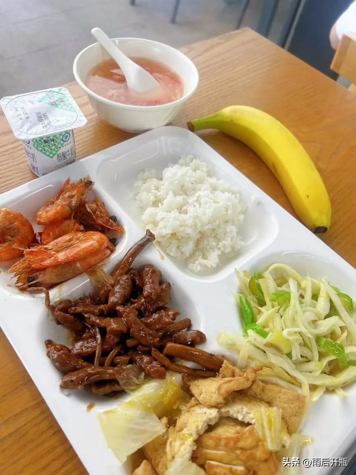 炎炎烈日，酷暑难当。
出差上海打卡交大食堂，网红餐厅工作餐，虽然简单但搭配的荤素